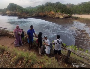 Ini Pantai Bengkung Malang dari Atas Bukit, Indah Sekali