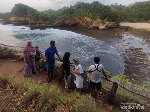 Ini Pantai Bengkung Malang dari Atas Bukit, Indah Sekali