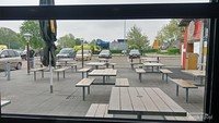 Bangku-bangku yang masih kosong di depan maupun di dalam McD Landgraaf. Mungkin masih terlalu pagi.