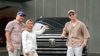 Sewaktu Verrell Bramasta sedang kampanye di dareh pemilihannya beberapa waktu lalu, ia memakai mobil Bunda Sarni dan ternyata mengalami beberapa kerusakan. Foto: instagram Verrell Bramasta