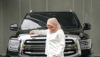 Bukan tanpa alasan anak pertama Venna Melinda dan Ivan Fadillah ini membelikan ibu sambungnya mobil baru. Foto: instagram verrell bramasta