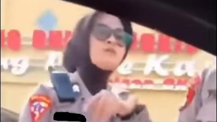 Video viral wanita di OKI labrak polwan karena dugaan perselingkuhan.