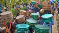 Sejumlah warga mengusung tenong berisi berbagai makanan saat tradisi Nyadran Ngropoh di kompleks makam Desa Ngropoh, Kranggan, Temanggung, Jawa Tengah, Jumat (30/8/2024).