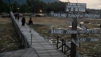 Di sini juga terdapat marka penunjuk perbatasan antara delapan negara yang menjadi salah satu ikon unik Pulau Natuna.