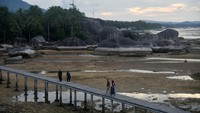 Wisata Tapak Natuna atau Teras Utara Indonesia merupakan lanskap alami dari bebatuan granit raksasa yang terletak di atas laut. 