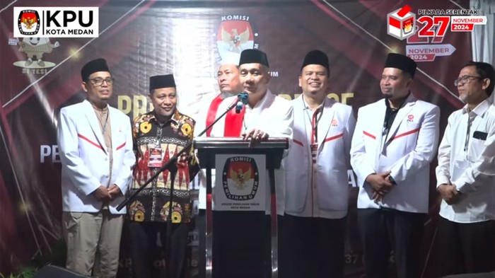 Yasyir Ridho Lubis usai mendaftar di KPU Kota Medan