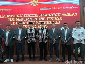 Yuhronur Efendi-Dirham Akbar Mendaftar ke KPU Lamongan Diarak Mobil Antik