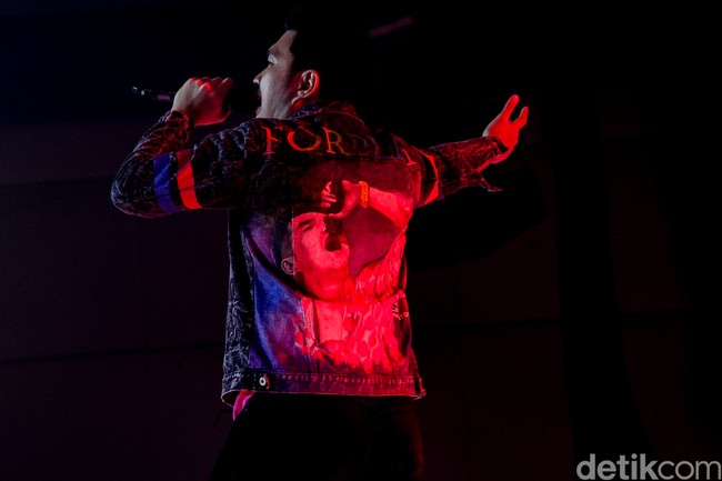 Di panggung, Aldi membawa kembali lagu-lagu Coldplay yang sempat membuatnya viral tahun lalu. Bergaya kasual dalam kombinasi kaus ungu, jeans hitam ketat, dan jaket denim, penampilannya pun makin mirip sang vokalis, Chris Martin.  (Foto: Andhika Prasetia/detikcom)