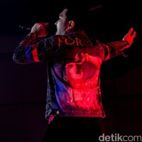 Di panggung, Aldi membawa kembali lagu-lagu Coldplay yang sempat membuatnya viral tahun lalu. Bergaya kasual dalam kombinasi kaus ungu, jeans hitam ketat, dan jaket denim, penampilannya pun makin mirip sang vokalis, Chris Martin.  (Foto: Andhika Prasetia/detikcom)
