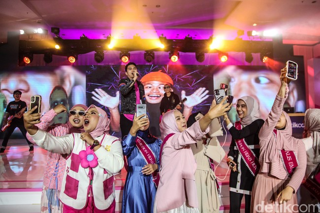 Tak hanya itu, beberapa lagu Indonesia seperti Bapak Mana Bapak dan Munaroh turut dinyanyikannya. Aksi panggungnya lantas sukses membuat suasan makin heboh. (Foto: Andhika Prasetia/detikcom)