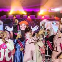Tak hanya itu, beberapa lagu Indonesia seperti Bapak Mana Bapak dan Munaroh turut dinyanyikannya. Aksi panggungnya lantas sukses membuat suasan makin heboh. (Foto: Andhika Prasetia/detikcom)