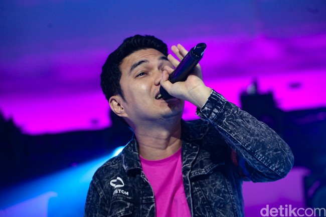 Aldi Taher ikut memeriahkan Emeron Hijab Hunt 2024. Aktor sekaligus penyanyi itu tampil sebagai guest star di kontes hijabers berbakat yang digelar Wolipop detikcom itu. (Foto: Andhika Prasetia/detikcom)