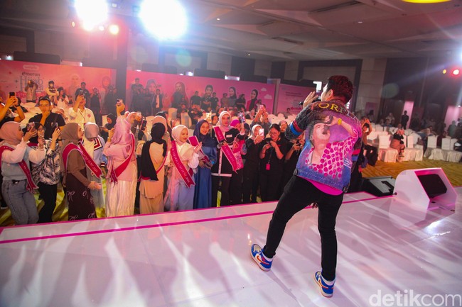 Tak hanya peserta, para pengunjung turut larut dalam kemeriahan acara tersebut. Emeron Hijab Hunt Festival yang menghadirkan bazar Glam Local  terbuka untuk publik. (Foto: Andhika Prasetia/detikcom)