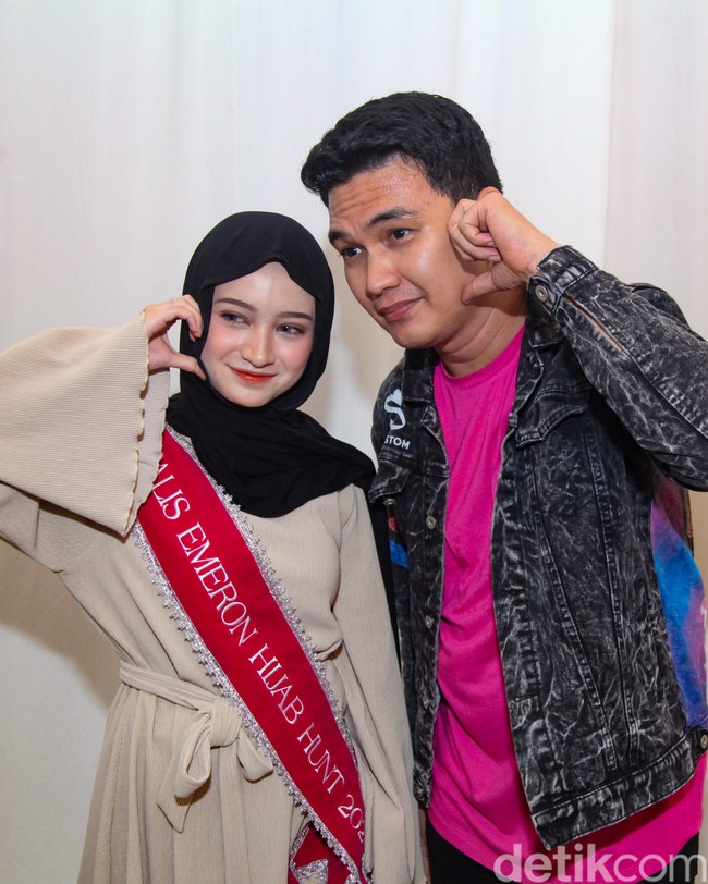 Di belakang panggung, Aldi sempat berfoto dengan para finalis Emeron Hijab Hunt 2024. Pada Sabtu (31/8/2024), mereka akan membuktikan diri di hadapan juri untuk menjadi pemenang di acara final yang akan dimeriahkan oleh penampilan Vidi Aldiano nanti. Juara pertama akan membawa pulang uang Rp 50 juta dan paket umrah. (Foto: Andhika Prasetia/detikcom)