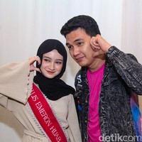 Di belakang panggung, Aldi sempat berfoto dengan para finalis Emeron Hijab Hunt 2024. Pada Sabtu (31/8/2024), mereka akan membuktikan diri di hadapan juri untuk menjadi pemenang di acara final yang akan dimeriahkan oleh penampilan Vidi Aldiano nanti. Juara pertama akan membawa pulang uang Rp 50 juta dan paket umrah. (Foto: Andhika Prasetia/detikcom)
