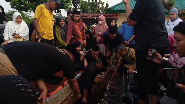 Keponakan Ayu Ting Ting meninggal dunia.
