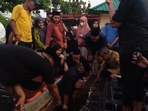Tangisi Kepergian Cucu Ketiga, Ibunda Ayu Ting Ting Pingsan di Pemakaman
