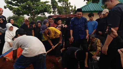 Keponakan Ayu Ting Ting meninggal dunia.