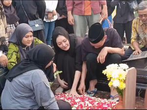 Tangis Histeris Adik Ayu Ting Ting di Pemakaman Anak: Maafin Mama, Ade