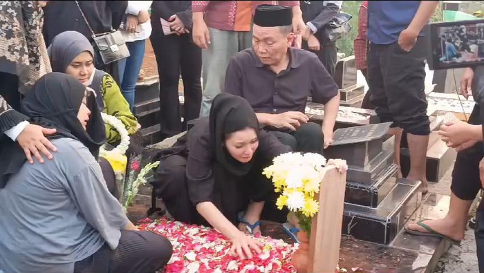 Keponakan Ayu Ting Ting meninggal dunia.