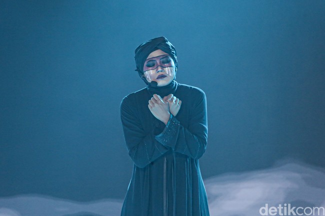 Palupi Krakatao yang pernah menjadi Miss Hijab Best Advokasi ini berbakat dalam membaca puisi karya sendiri dan diiringi instrumen. Foto: Detikcom