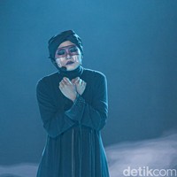 Palupi Krakatao yang pernah menjadi Miss Hijab Best Advokasi ini berbakat dalam membaca puisi karya sendiri dan diiringi instrumen. Foto: Detikcom