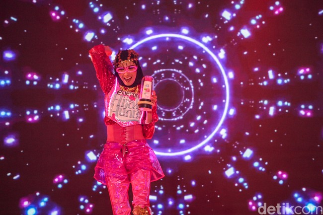 Shafira Fitri Baraja juga menampilkan bakat menari. Ibu rumah tangga yang juga model itu membawakan genre tari modern mix dengan tradisional. Foto: Detikcom