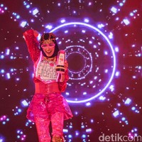 Shafira Fitri Baraja juga menampilkan bakat menari. Ibu rumah tangga yang juga model itu membawakan genre tari modern mix dengan tradisional. Foto: Detikcom