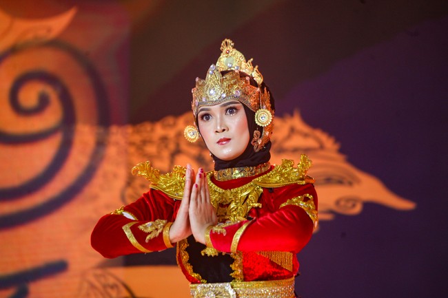 Dinda Amalia Gumay adalah mahasiswa Universitas Gadjah Mada program magister yang menunjukkan bakat dalam bidang menari tradisional. Foto: Detikcom