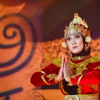 Dinda Amalia Gumay adalah mahasiswa Universitas Gadjah Mada program magister yang menunjukkan bakat dalam bidang menari tradisional. Foto: Detikcom