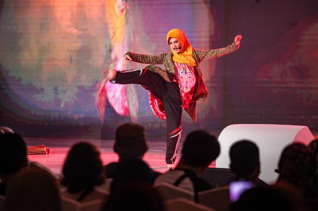 Desi Rachmi Fitria adalah finalis asal Bandung yang punya bakat on monolog atau theatre yang berdurasi kurang lebih 5 menit. Penampilannya maksimal. Foto: Detikcom