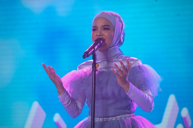Jauza Cahaya Kamila aktif sebagai wedding singer sekaligus model. Runner Up 2 Gimme The Mic SCTV itu membuat orang terkagum dengan suara indahnya. Foto: Detikcom