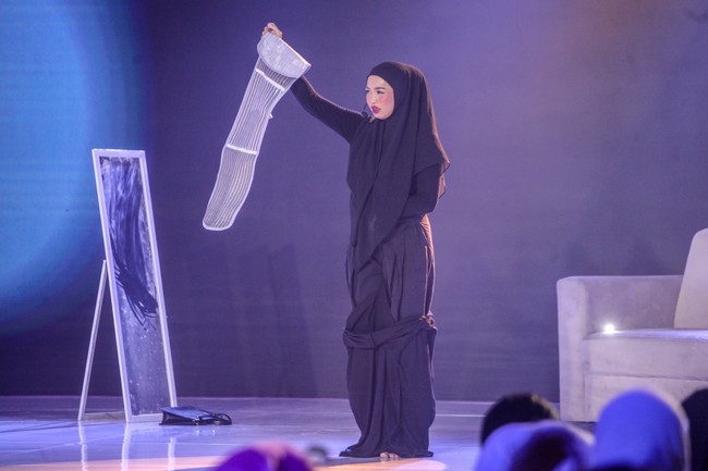 Aulia Hanifah menampilkan physical theatre atau teater fisik. Aulia sudah mempersiapkan yang matang untuk mengikuti pertunjukkannya untuk final Emeron Hijab Hunt 2024. Foto: Detikcom