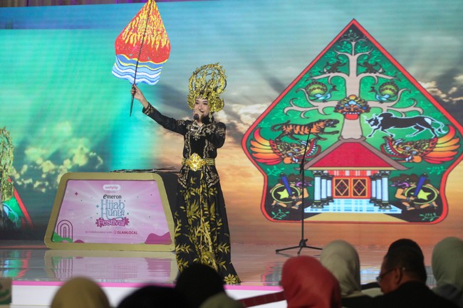 Az Zahra Tania Arifani adalah siswa berprestasi yang ikut ajang Hijab Hunt. Dalam kesempatan kali ini wanita yang jago bernyanyi itu menunjukkan bakat sebagai dalang wayang. Foto: Detikcom