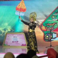 Az Zahra Tania Arifani adalah siswa berprestasi yang ikut ajang Hijab Hunt. Dalam kesempatan kali ini wanita yang jago bernyanyi itu menunjukkan bakat sebagai dalang wayang. Foto: Detikcom