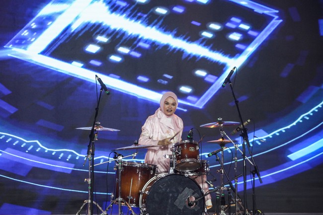 Dian Anggun Larasati merupakan finalis yang berbakat dalam bermain drum. ia adalah seorang musisi wedding dan event juga owner dan guru di sekolah musik.  Foto: Detikcom