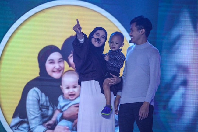 Rita Aprianti asal Tasikmalaya menunjukkan kemampuannya sebagai aktris. Dalam panggung final Emeron Hijab Hunt, ia berakting sebagai seorang ibu.  Foto: Detikcom