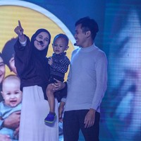 Rita Aprianti asal Tasikmalaya menunjukkan kemampuannya sebagai aktris. Dalam panggung final Emeron Hijab Hunt, ia berakting sebagai seorang ibu.  Foto: Detikcom