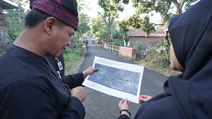 Bupati Banyuwangi Ipuk Fiestiandani memantau pembangunan jalan di wilayahnya