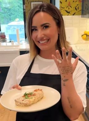 So Sweet! Demi Lovato Dilamar Kekasih Saat Masak Ayam Saus Creamy