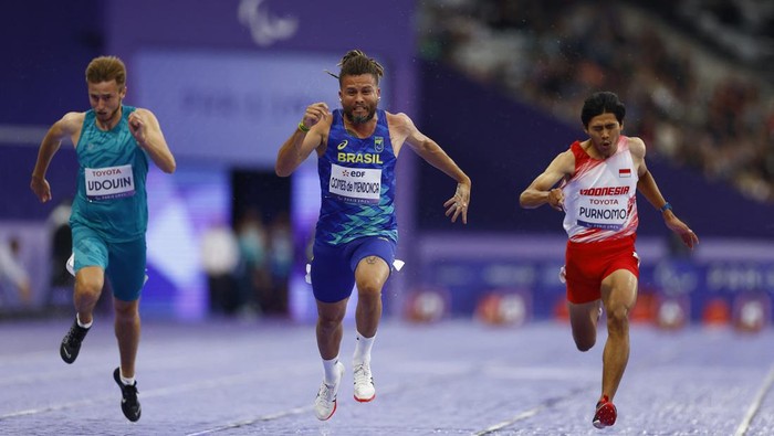 Detik-detik Saptoyogo Berjuang dan Raih Medali Perak Paralimpiade 2024 Paris 2024 Paralympics - Athletics - Men's 100m - T37 Final - Stade de France, Saint-Denis, France - August 30, 2024 Ricardo Gomes de Mendonca of Brazil crosses the finish line to win gold followed by Saptoyogo Purnomo of Indonesia and Andrei Vdovin of Neutral Paralympic Athletes REUTERS/Stephanie Lecocq
