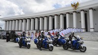 Iring-iringan Tim Purna Paskibraka yang membawa duplikat bendera Pusaka Merah Putih dan salinan naskah teks proklamasi bersiap meninggalkan Istana Negara Ibu Kota Nusantara (IKN), Penajam Paser Utara, Kalimantan Timur, Sabtu (31/8/2024).