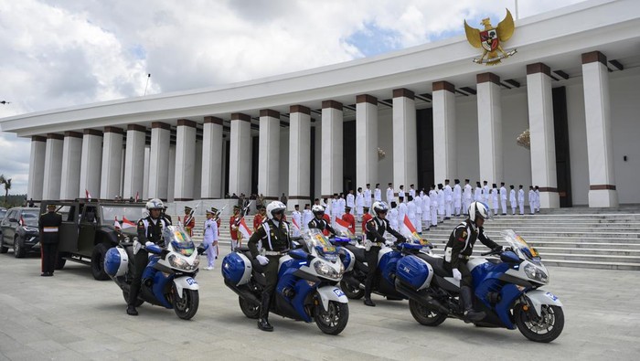 Tim Purna Paskibraka 2023 Kachina Ozora (tengah) membawa duplikat bendera Pusaka Merah Putih dan anggota Paskibraka 2024 Sabrina Roihanah (belakang tengah) membawa salinan naskah teks proklamasi berjalan meninggalkan Istana Negara Ibu Kota Nusantara (IKN), Penajam Paser Utara, Kalimantan Timur, Sabtu (31/8/2024). Duplikat bendera pusaka dan naskah teks proklamasi tersebut kembali ke Monumen Nasional (Monas) Jakarta seusai digunakan pada upacara kenegaraan peringatan detik- detik Proklamasi Kemerdekaan Republik Indonesia di IKN pada 17 Agustus 2024 lalu. ANTARA FOTO/M Risyal Hidayat/wpa.