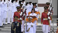 Tim Purna Paskibraka 2023 Kachina Ozora (tengah) membawa duplikat bendera Pusaka Merah Putih dan anggota Paskibraka 2024 Sabrina Roihanah (belakang tengah) membawa salinan naskah teks proklamasi berjalan meninggalkan Istana Negara Ibu Kota Nusantara (IKN), Penajam Paser Utara, Kalimantan Timur, Sabtu (31/8/2024).
