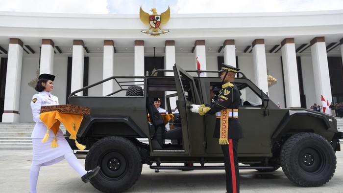 Duplikat bendera pusaka Merah Putih kembali ke Jakarta Tim Purna Paskibraka 2023 Kachina Ozora (tengah) membawa duplikat bendera Pusaka Merah Putih dan anggota Paskibraka 2024 Sabrina Roihanah (belakang tengah) membawa salinan naskah teks proklamasi berjalan meninggalkan Istana Negara Ibu Kota Nusantara (IKN), Penajam Paser Utara, Kalimantan Timur, Sabtu (31/8/2024). Duplikat bendera pusaka dan naskah teks proklamasi tersebut kembali ke Monumen Nasional (Monas) Jakarta seusai digunakan pada upacara kenegaraan peringatan detik- detik Proklamasi Kemerdekaan Republik Indonesia di IKN pada 17 Agustus 2024 lalu. ANTARA FOTO/M Risyal Hidayat/wpa.