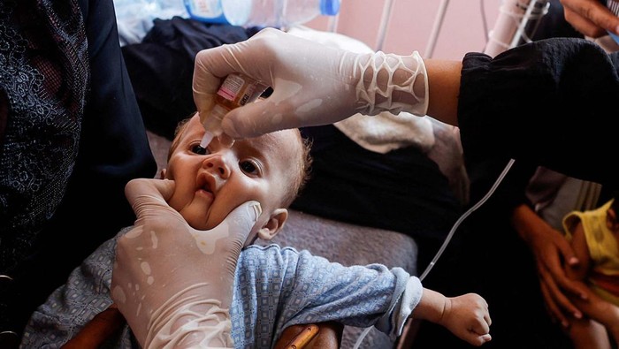A Palestinian child is vaccinated against polio, amid the Israel-Hamas conflict, at Nasser hospital in Khan Younis in the southern Gaza Strip, August 31, 2024. REUTERS/Mohammed Salem     TPX IMAGES OF THE DAY
