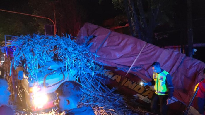 Evakuasi truk di Malang