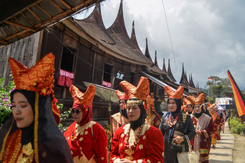 Foto udara kaum ibu mengikuti arak-arakan parade baju kurung basiba Bundo Kanduang saat pembukan Festival Matrilineal Limpapeh di Desa Saribu Gonjong (Sarugo), Nagari Koto Tinggi, Limapuluh Kota, Sumatera Barat, Sabtu (31/8/2024). Balai Pelestarian Kebudayaan III Wiiayah Sumatera Barat bersama masyarakat menggelar Festival Matrilineal Limpapeh di desa wisata itu bertema perempuan dalam Minangkabau. ANTARA FOTO/Iggoy el Fitra