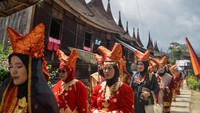 Kaum ibu mengikuti arak-arakan parade baju kurung basiba Bundo Kanduang, saat pembukan Festival Matrilineal Limpapeh di Desa Saribu Gonjong (Sarugo), Nagari Koto Tinggi, Limapuluh Kota, Sumatera Barat, Sabtu (31/8/2024).