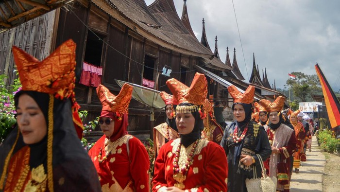 Foto udara kaum ibu mengikuti arak-arakan parade baju kurung basiba Bundo Kanduang saat pembukan Festival Matrilineal Limpapeh di Desa Saribu Gonjong (Sarugo), Nagari Koto Tinggi, Limapuluh Kota, Sumatera Barat, Sabtu (31/8/2024). Balai Pelestarian Kebudayaan III Wiiayah Sumatera Barat bersama masyarakat menggelar Festival Matrilineal Limpapeh di desa wisata itu bertema perempuan dalam Minangkabau. ANTARA FOTO/Iggoy el Fitra